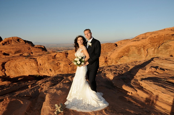 Bride and groom stunning backdrop at Valley of Fire - Amanda Miles Photography
